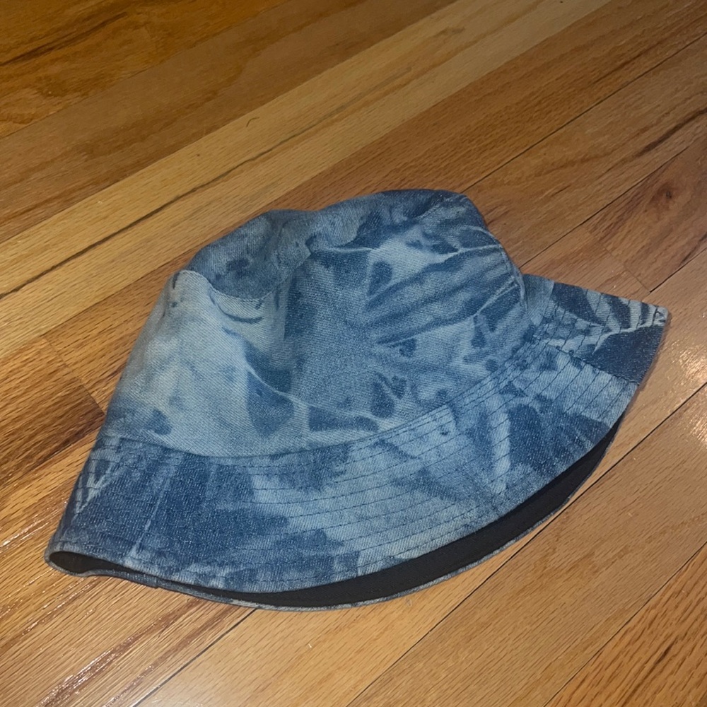 Reversible bucket hat